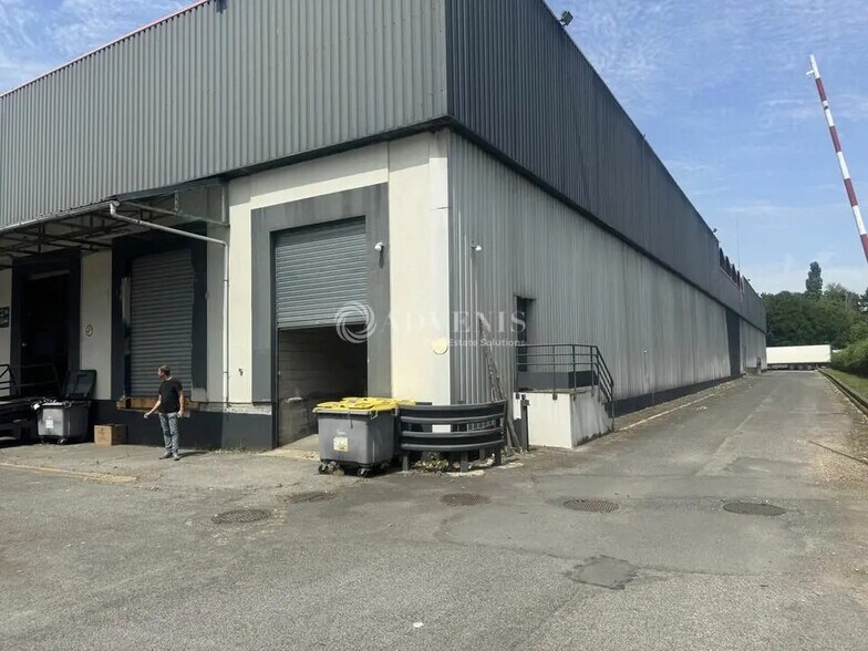 Industrial in Gonesse for lease - Building Photo - Image 1 of 10