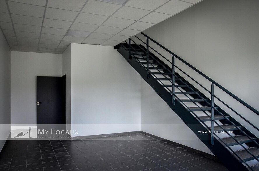 Flex in Louvres for lease - Building Photo - Image 3 of 7