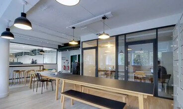 210 quai de Jemmapes, Paris for lease Interior Photo- Image 2 of 6
