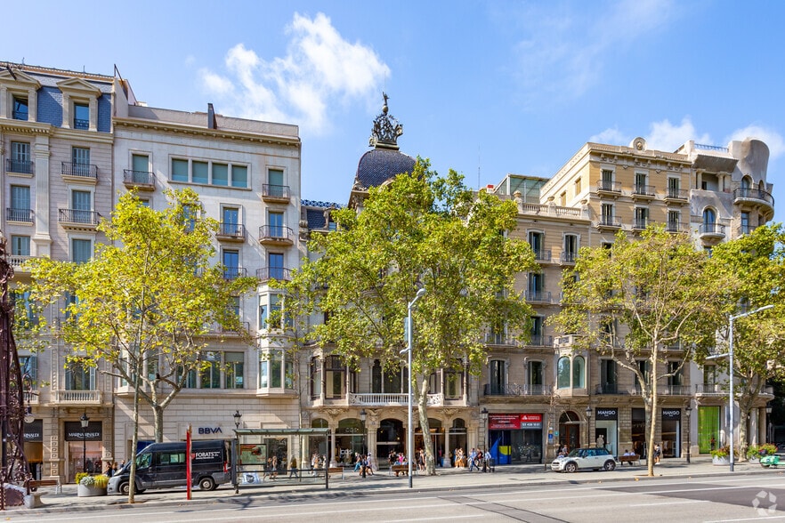 Retail in Barcelona, Barcelona for sale - Building Photo - Image 2 of 4