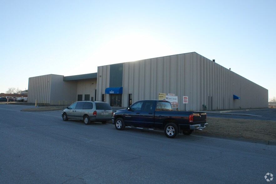 3001 S Madison, Wichita, KS for lease - Primary Photo - Image 1 of 27