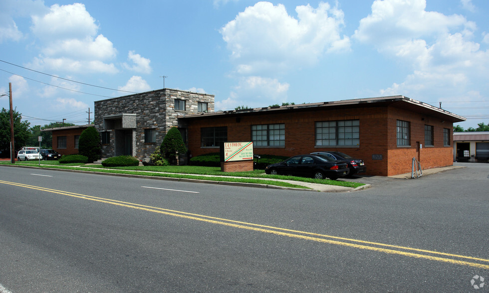 37 Midland Ave, Elmwood Park, NJ for lease - Building Photo - Image 3 of 10