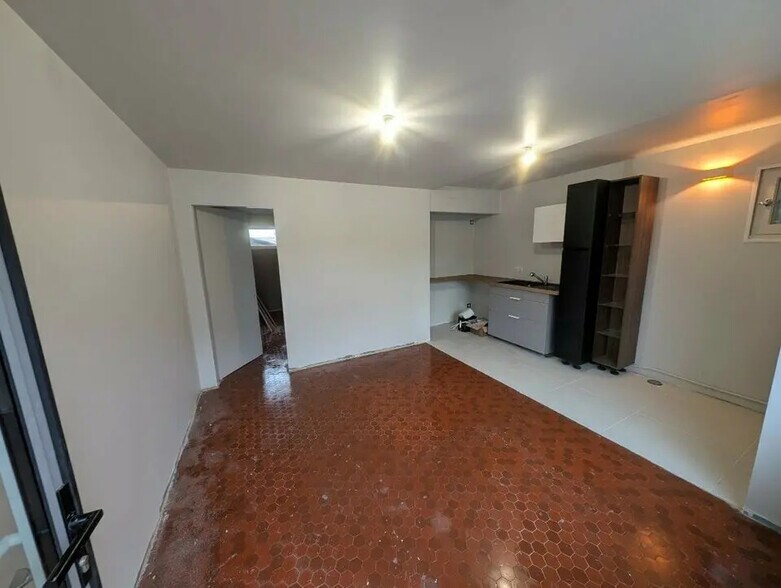 Industrial in Tresses for lease - Building Photo - Image 2 of 5