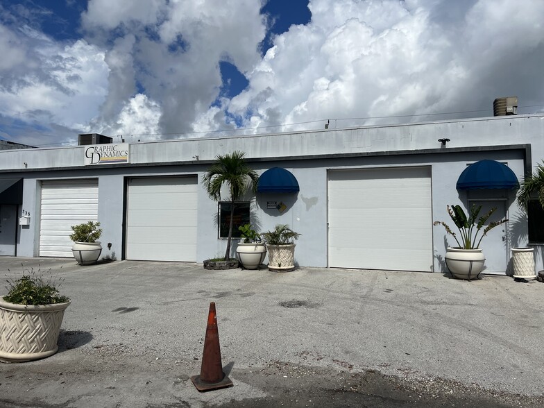 735 NW 7th Ter, Fort Lauderdale, FL for sale - Building Photo - Image 2 of 8