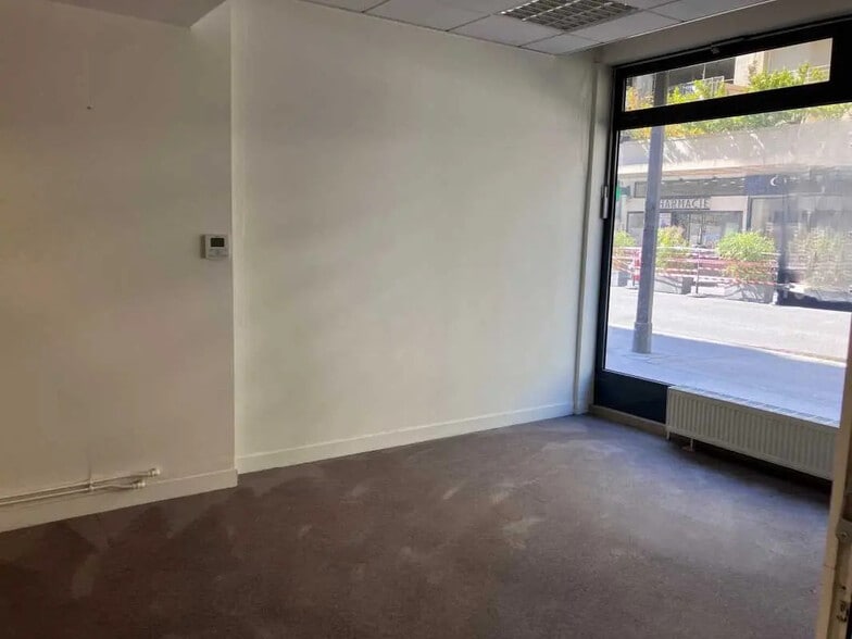 39 Rue Du Docteur Blanche, Paris for sale - Building Photo - Image 2 of 13