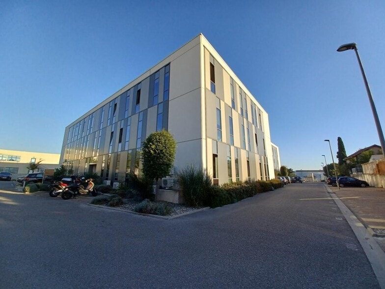 12 Rue Pascal Xavier Coste, Marseille for lease - Building Photo - Image 1 of 15
