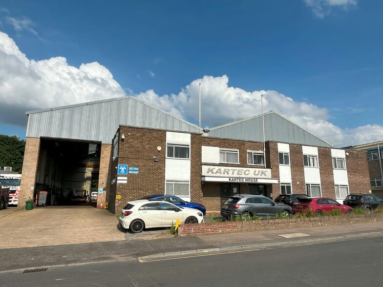 7 Greenhill Cres, Watford for lease - Building Photo - Image 2 of 11