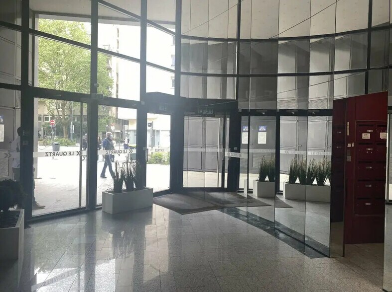 Office in Villeurbanne for sale - Lobby - Image 3 of 17
