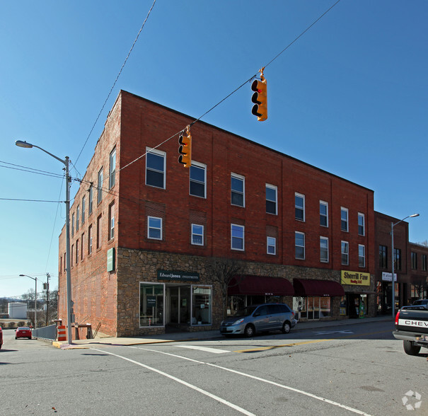 305 10th St, North Wilkesboro, NC for sale - Primary Photo - Image 1 of 1