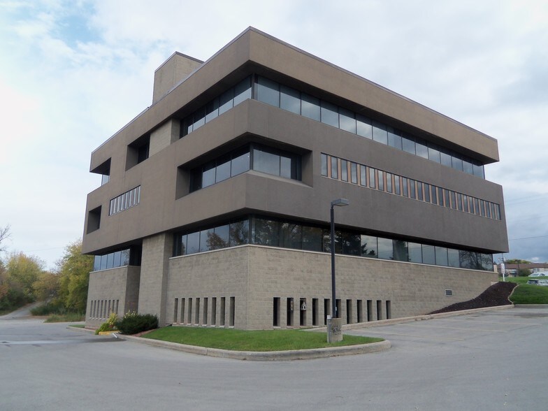 2020 Riverside Dr, Allouez, WI for sale - Building Photo - Image 1 of 1