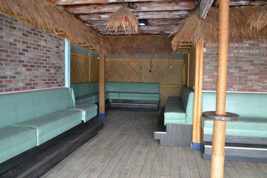 1050 Garnet Ave, San Diego, CA for lease - Building Photo - Image 2 of 8