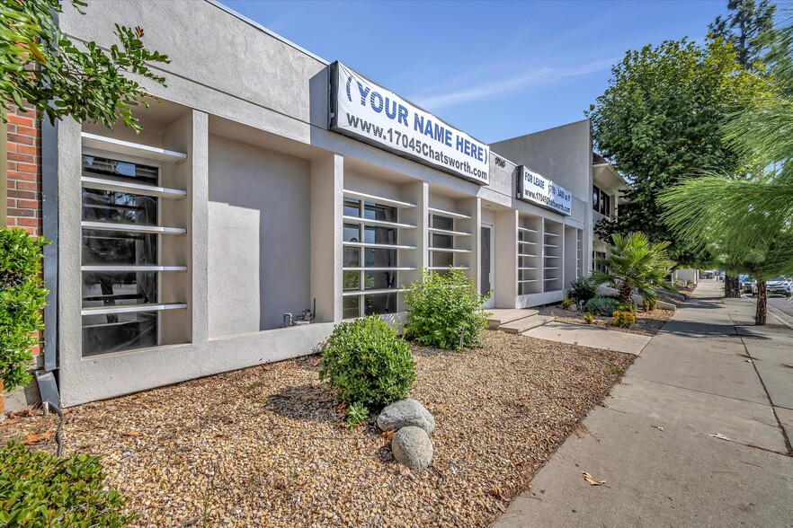 17045 Chatsworth St, Granada Hills, CA for lease - Building Photo - Image 1 of 4