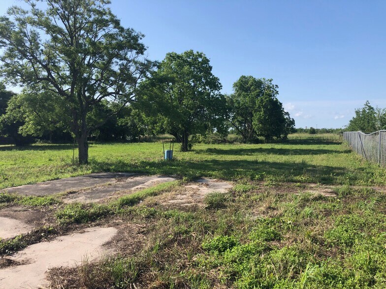 1631 Main St, La Marque, TX 77568 Great Location!