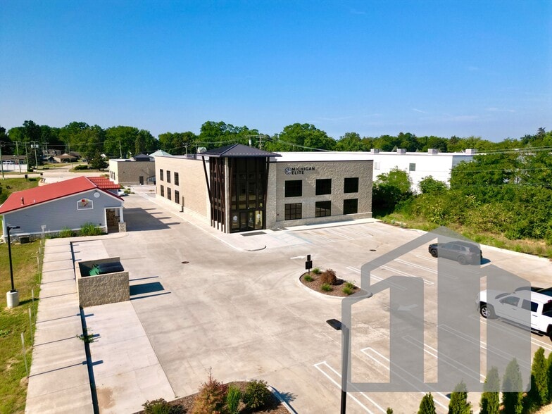 10555 Grand River Ave, Brighton, MI for lease - Building Photo - Image 3 of 11