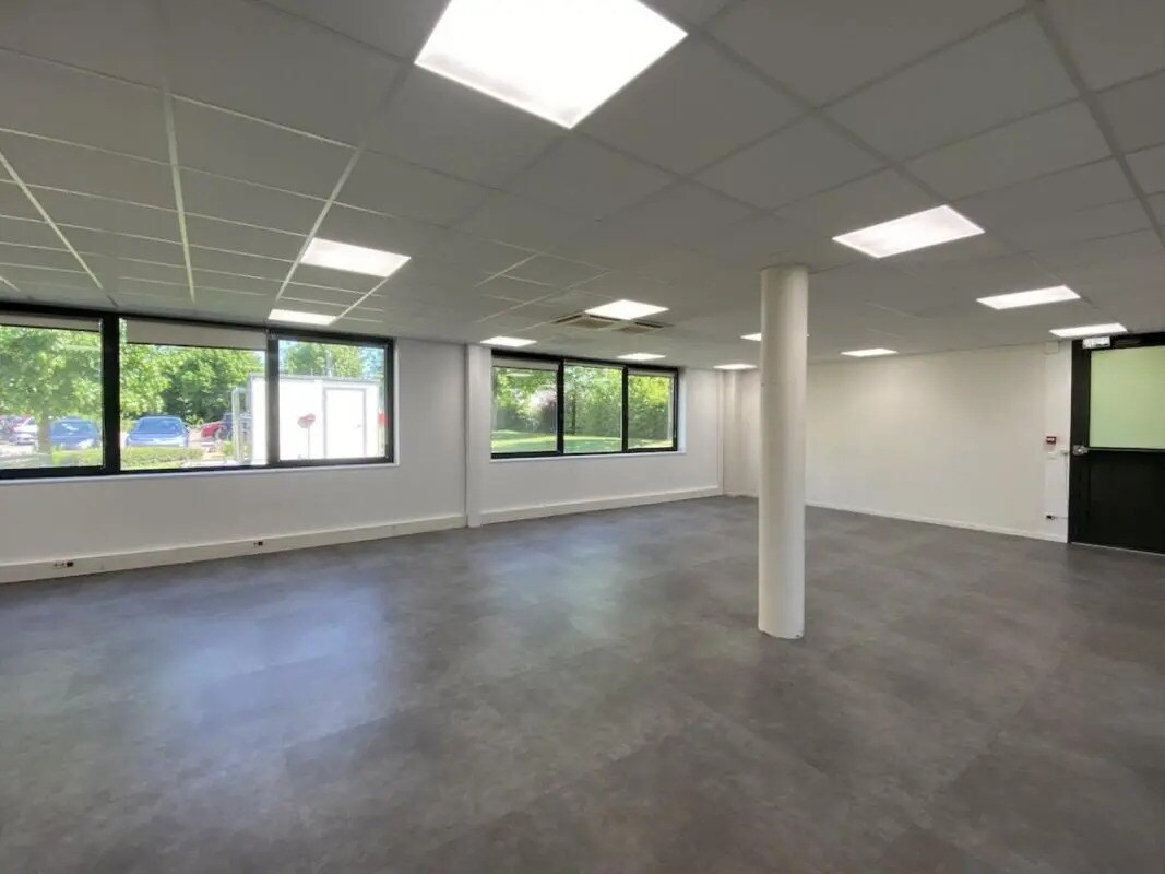 Office in Bois-Guillaume for lease Interior Photo- Image 1 of 6