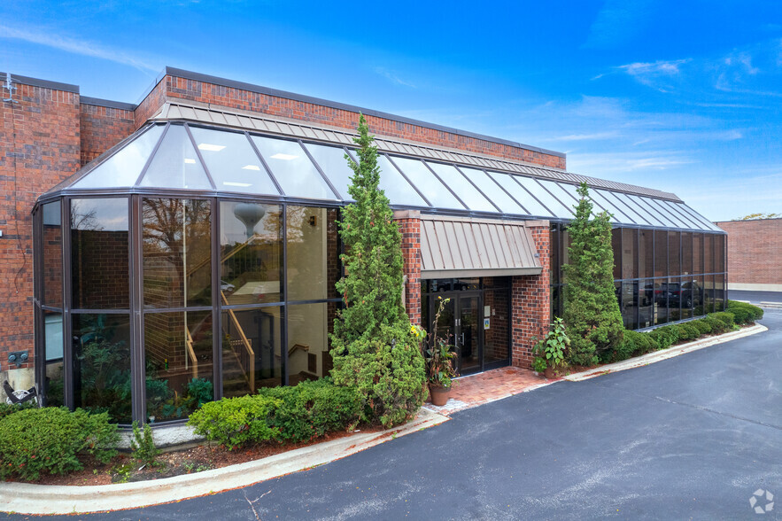 3175 Commercial Ave, Northbrook, IL for lease - Building Photo - Image 1 of 9