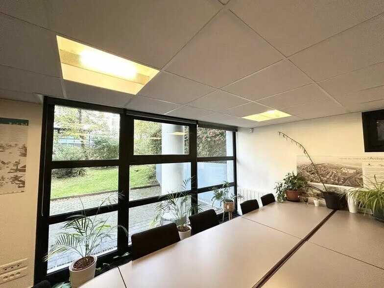 Retail in Lille for lease - Interior Photo - Image 2 of 5