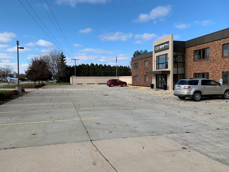 889 E Johnson St, Fond Du Lac, WI for lease - Building Photo - Image 2 of 44