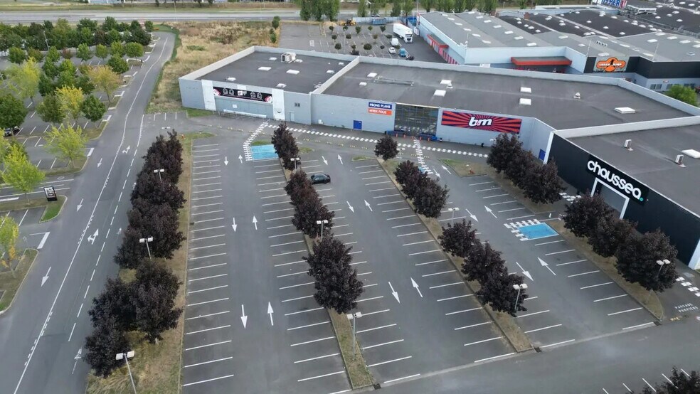 Retail in Vernouillet for lease - Building Photo - Image 3 of 22