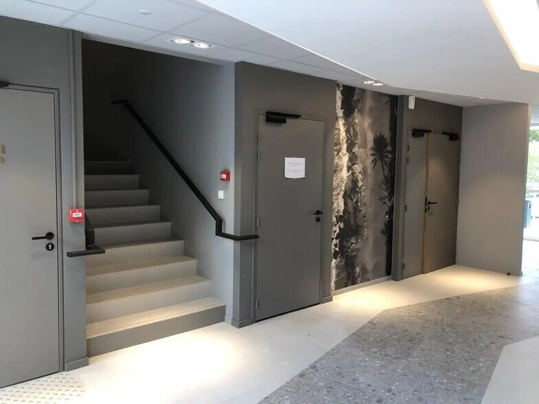 Office in SOPHIA ANTIPOLIS for lease - Lobby - Image 3 of 12