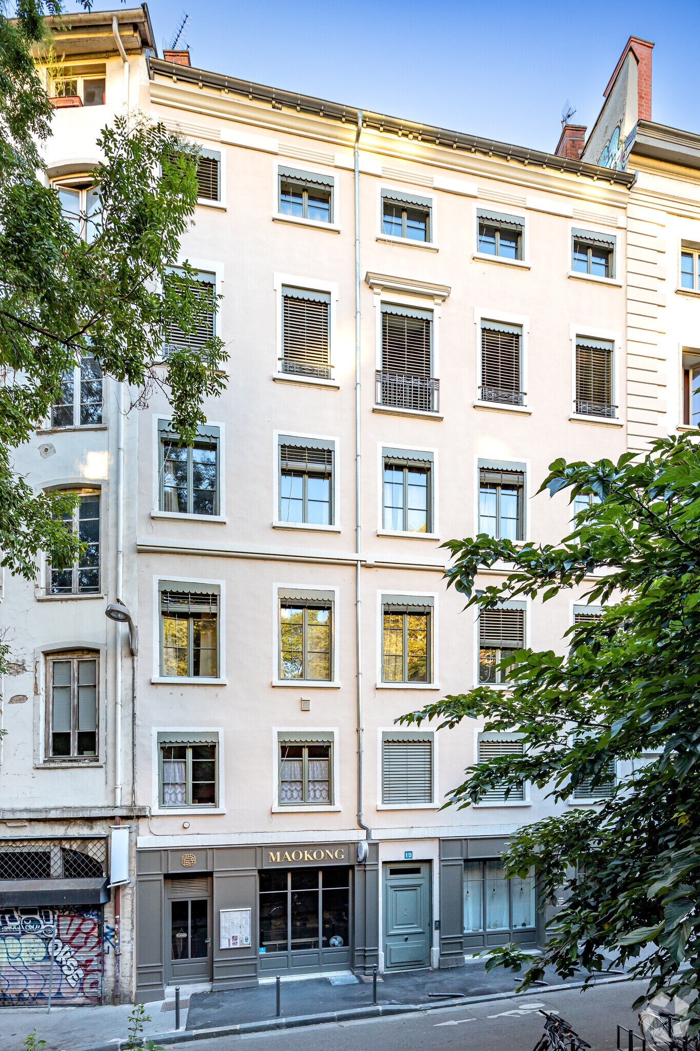 Retail in Lyon for lease Primary Photo- Image 1 of 2