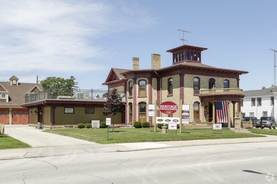 624 N 8th St, Manitowoc, WI for sale - Primary Photo - Image 1 of 1