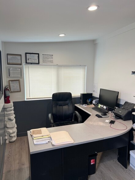 17035 Sierra Hwy, Santa Clarita, CA for lease - Interior Photo - Image 3 of 5