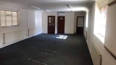 Sandhawes Hl, East Grinstead for lease Interior Photo- Image 2 of 4