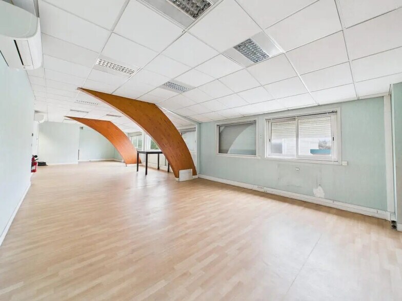 Flex in Wissous for lease - Building Photo - Image 2 of 4