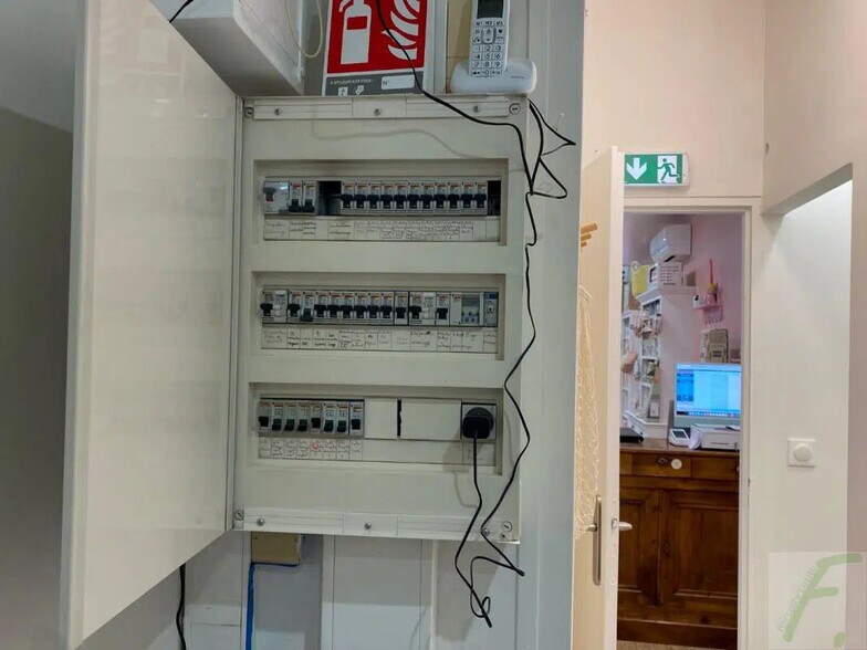 Retail in Aix-les-Bains for lease - Building Photo - Image 3 of 4