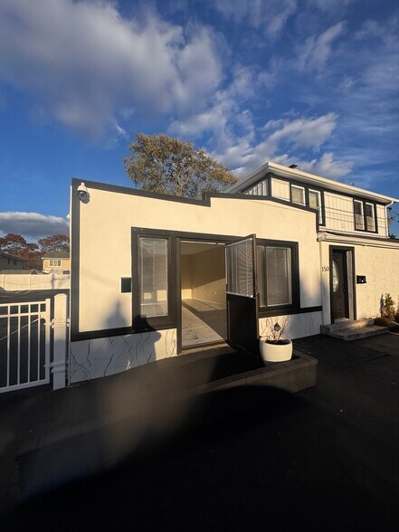 150 N Delaware Ave, Lindenhurst, NY for lease - Building Photo - Image 3 of 9