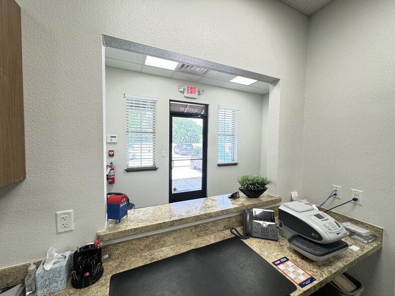 1011 Surrey Ln, Flower Mound, TX for lease - Interior Photo - Image 3 of 13