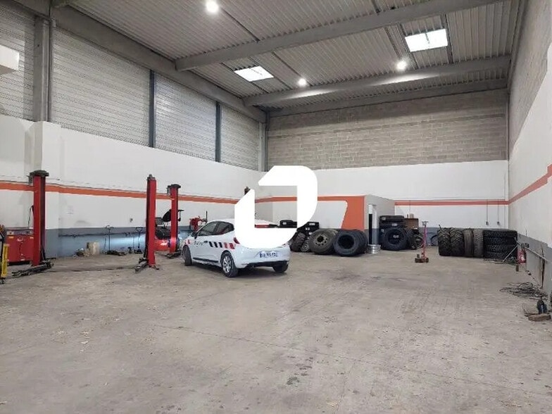 Flex in Élancourt for lease - Interior Photo - Image 3 of 9