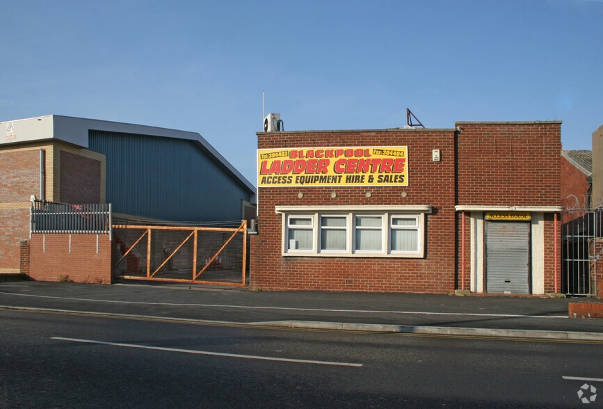 11 Mowbray Dr, Blackpool for sale - Primary Photo - Image 1 of 1