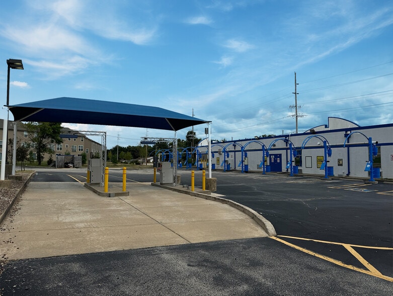 Three Car Wash Facilities & Land Parcel portfolio of 4 properties for sale on LoopNet.com - Building Photo - Image 3 of 9