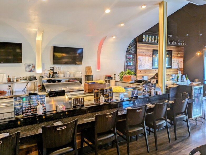 23331-23391 Mulholland Dr, Woodland Hills, CA for lease - Building Photo - Image 2 of 17