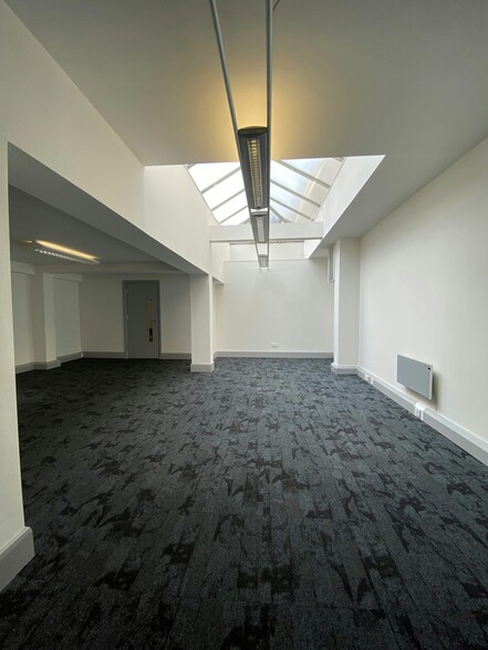 7 St James Sq, Manchester for lease - Building Photo - Image 3 of 10