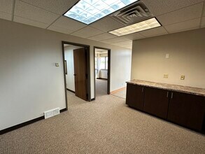 27071 Mueller Place, Sioux Falls, SD for lease Interior Photo- Image 2 of 12