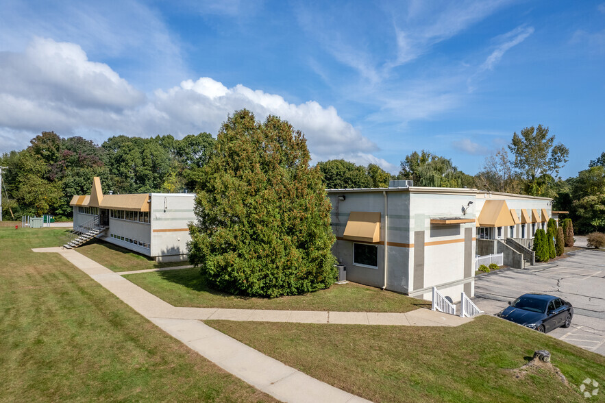 2240 S County Trl, East Greenwich, RI for lease - Building Photo - Image 1 of 17