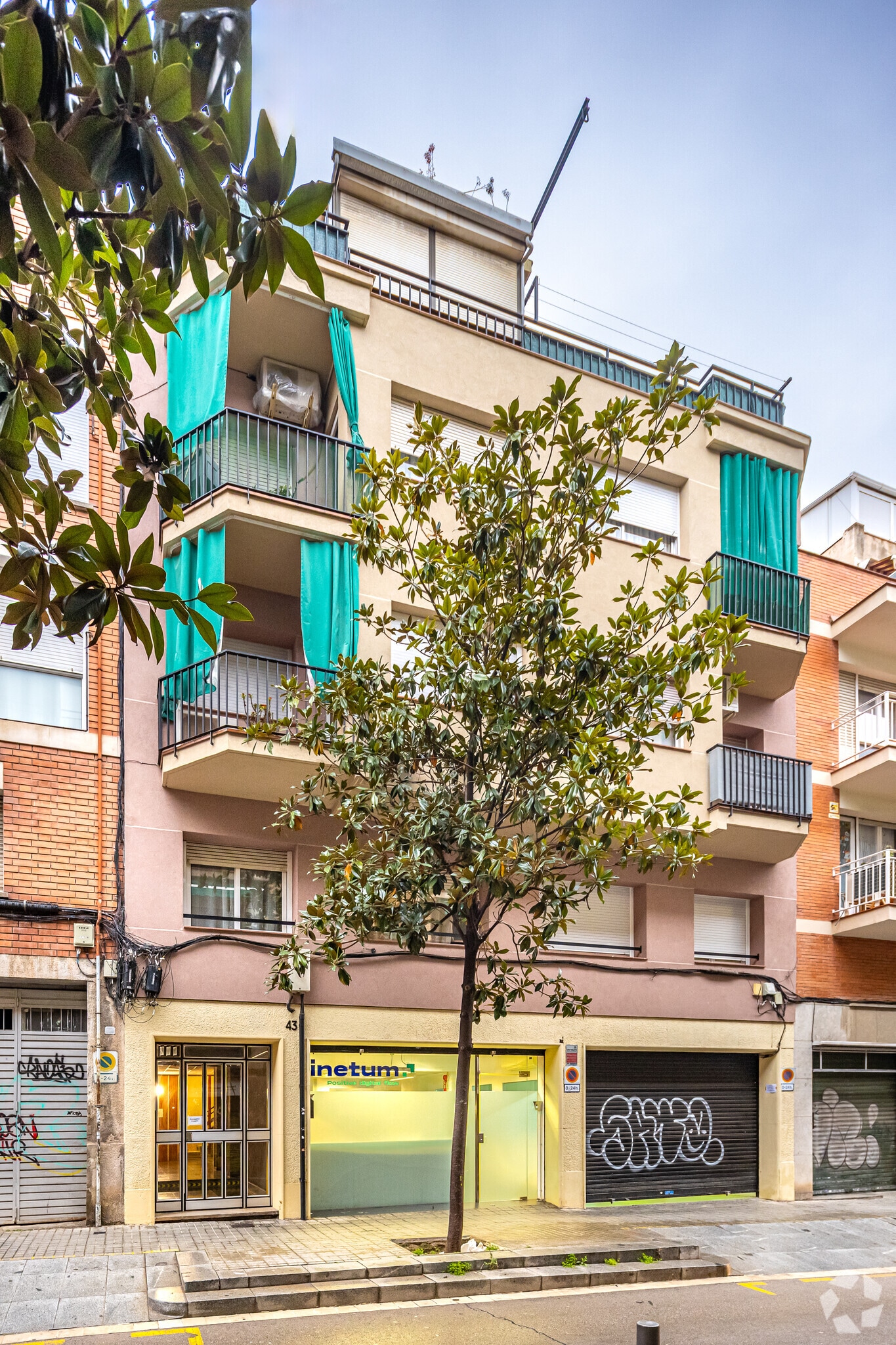Office/Retail in Barcelona, Barcelona for lease Primary Photo- Image 1 of 2