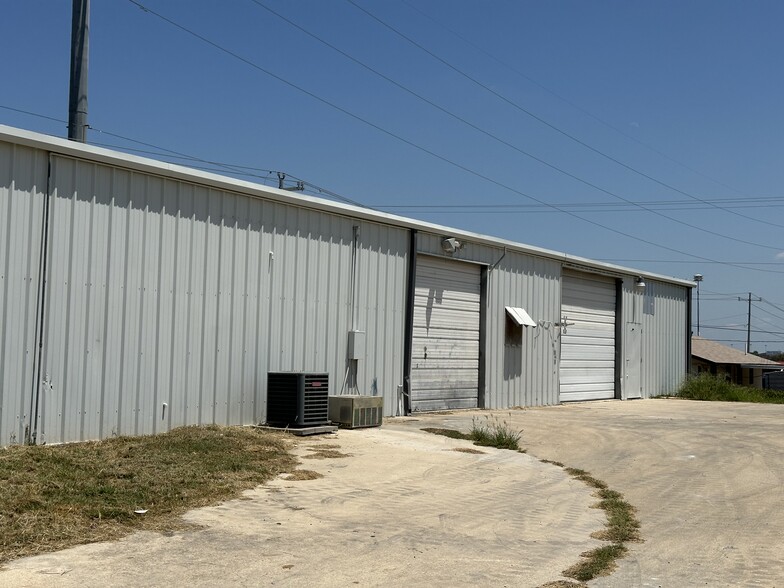 103 Turner Ln, Floresville, TX for lease - Building Photo - Image 2 of 4