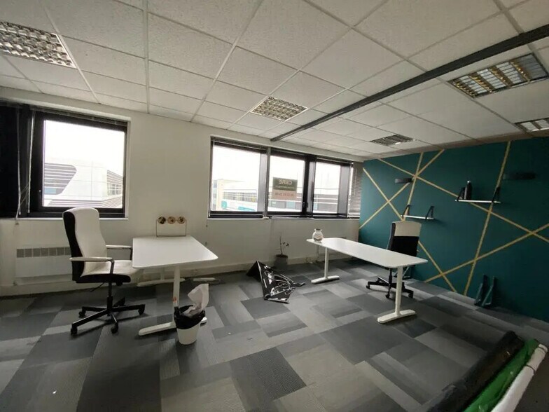 Office in Saint-Grégoire for lease - Interior Photo - Image 3 of 10