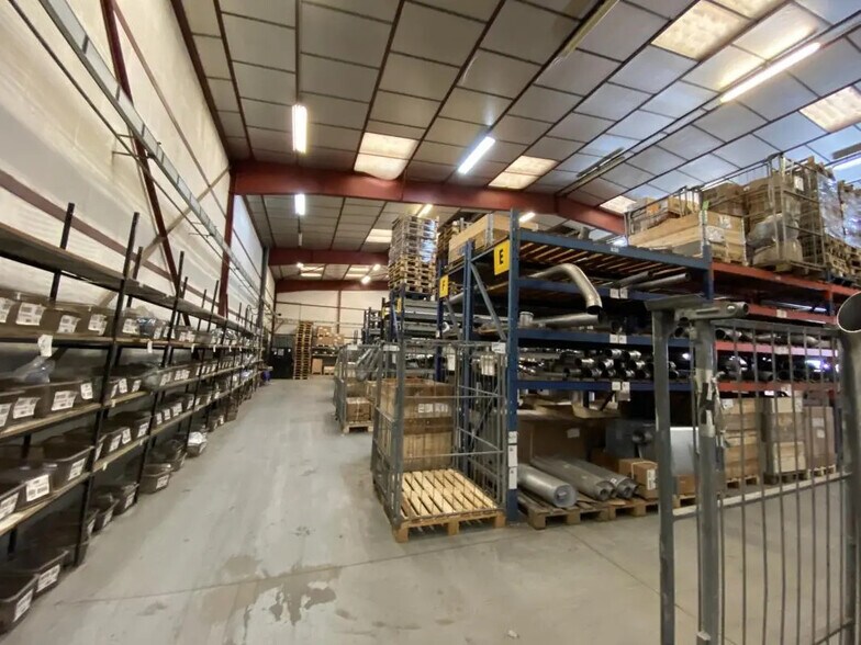 Flex in Lisses for lease - Interior Photo - Image 2 of 9