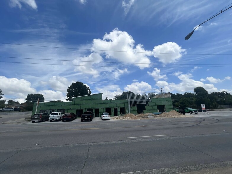 2801-2825 W Davis St, Dallas, TX for lease - Building Photo - Image 1 of 2