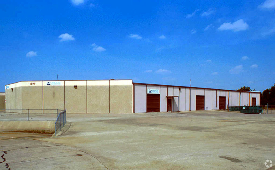 1310 Colony Ct, Haltom City, TX for lease - Building Photo - Image 3 of 8