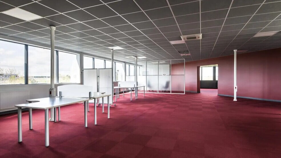 Retail in Chasseneuil-du-Poitou for lease - Interior Photo - Image 3 of 3