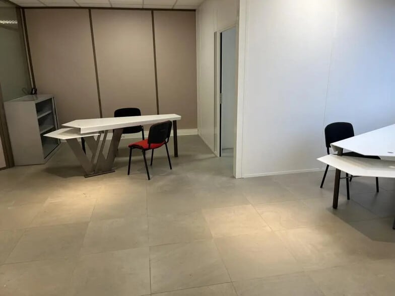 1 Chemin De Thil, Saint-Maurice-de-Beynost for lease - Interior Photo - Image 2 of 5