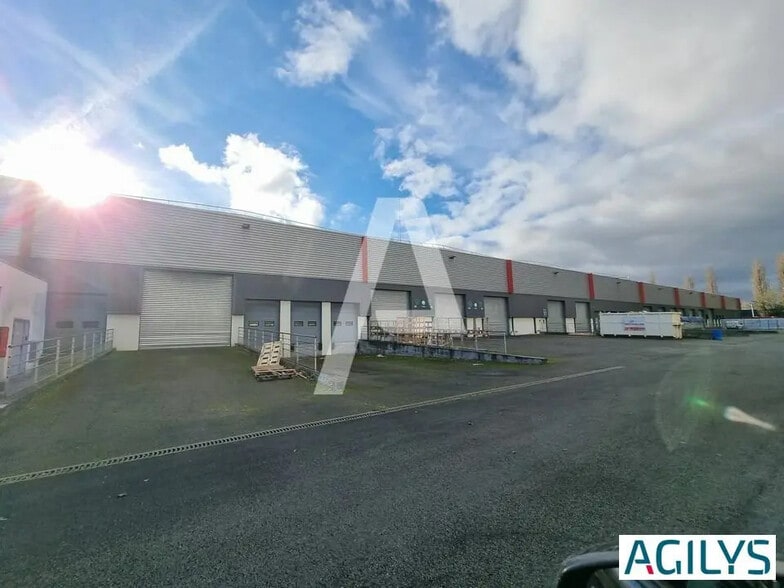 Industrial in  for lease - Building Photo - Image 2 of 11