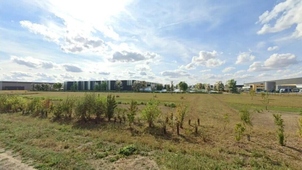 Industrial in Poupry for lease - Building Photo - Image 3 of 10