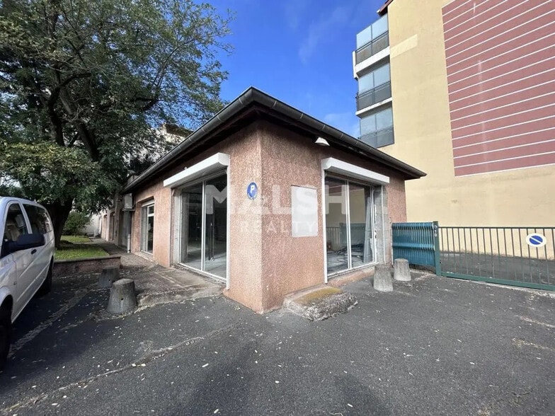 Retail in Villefranche-sur-Saône for lease - Building Photo - Image 1 of 4
